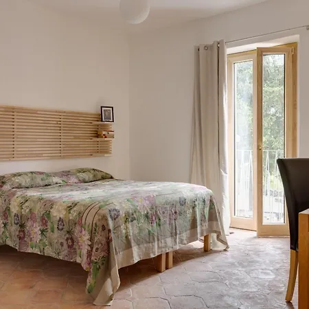 Quiet Mountain Retreat Near 住宿加早餐酒店